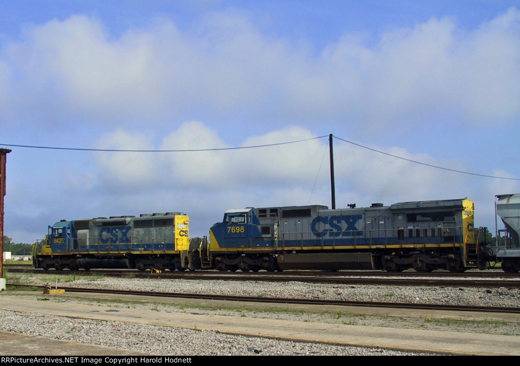 CSX 8425 & 7698 head south with a train